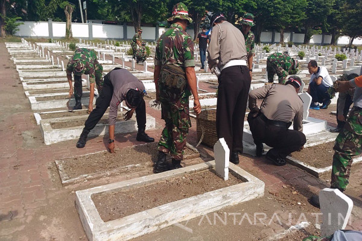 TNI-Polri di Sidoarjo  Kerja Bakti Bersihkan Makam Pahlawan (Video)