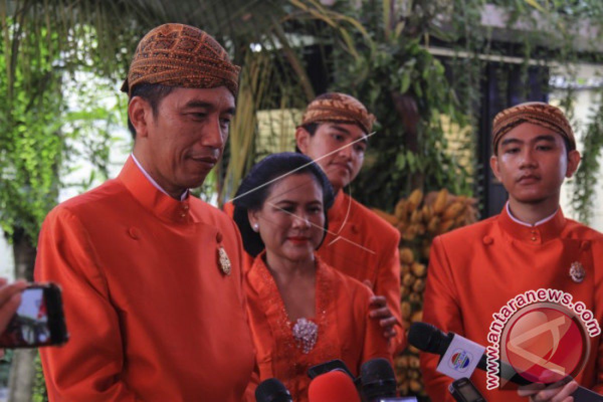 Jokowi Berpesan Agar Kahiyang-Bobby Sabar