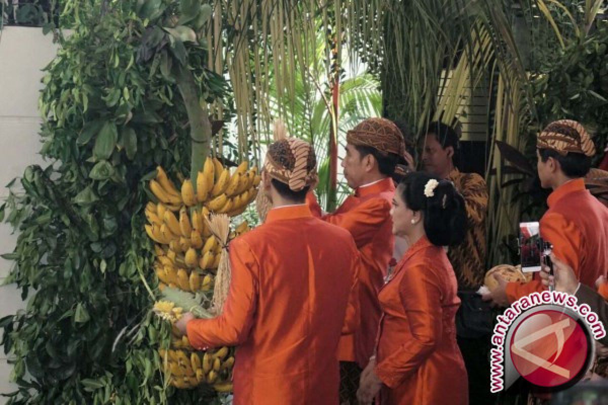 Jokowi dan keluarga pasang 'Bleketepe' di kediamannya