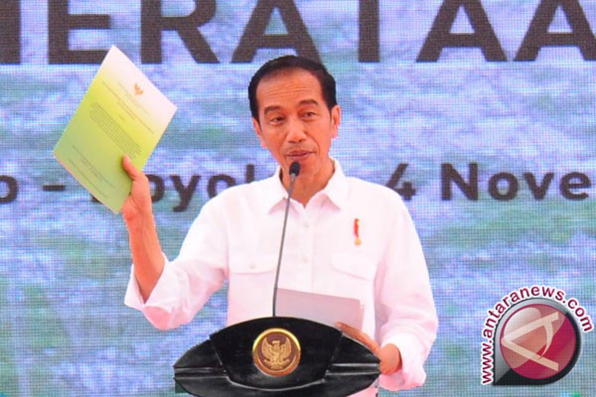 Presiden Jokowi Bagikan 10.200 Sertifikat di Sragen