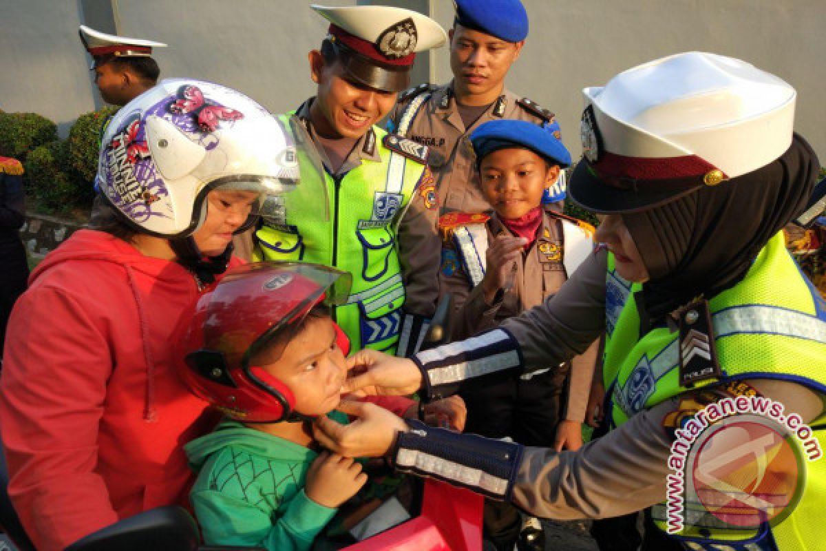 Polantas Bangka Barat Bagikan Coklat dan Helm