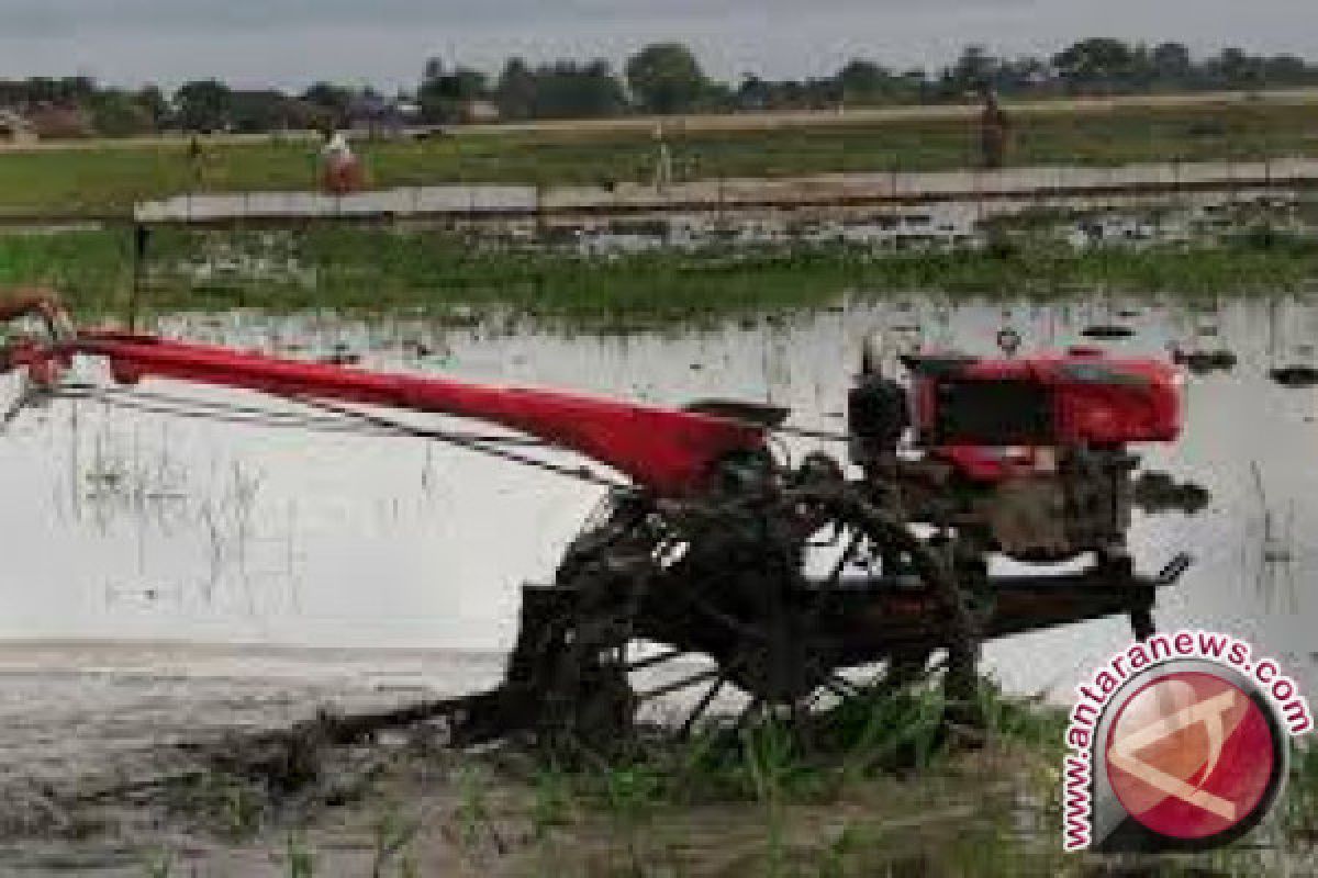 20 kelompok tani Bombana peroleh bantuan traktor