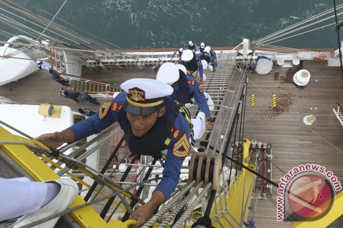 Minat masyarakat tinggi, keberangkatan KRI Bima Suci dari Padang ditunda