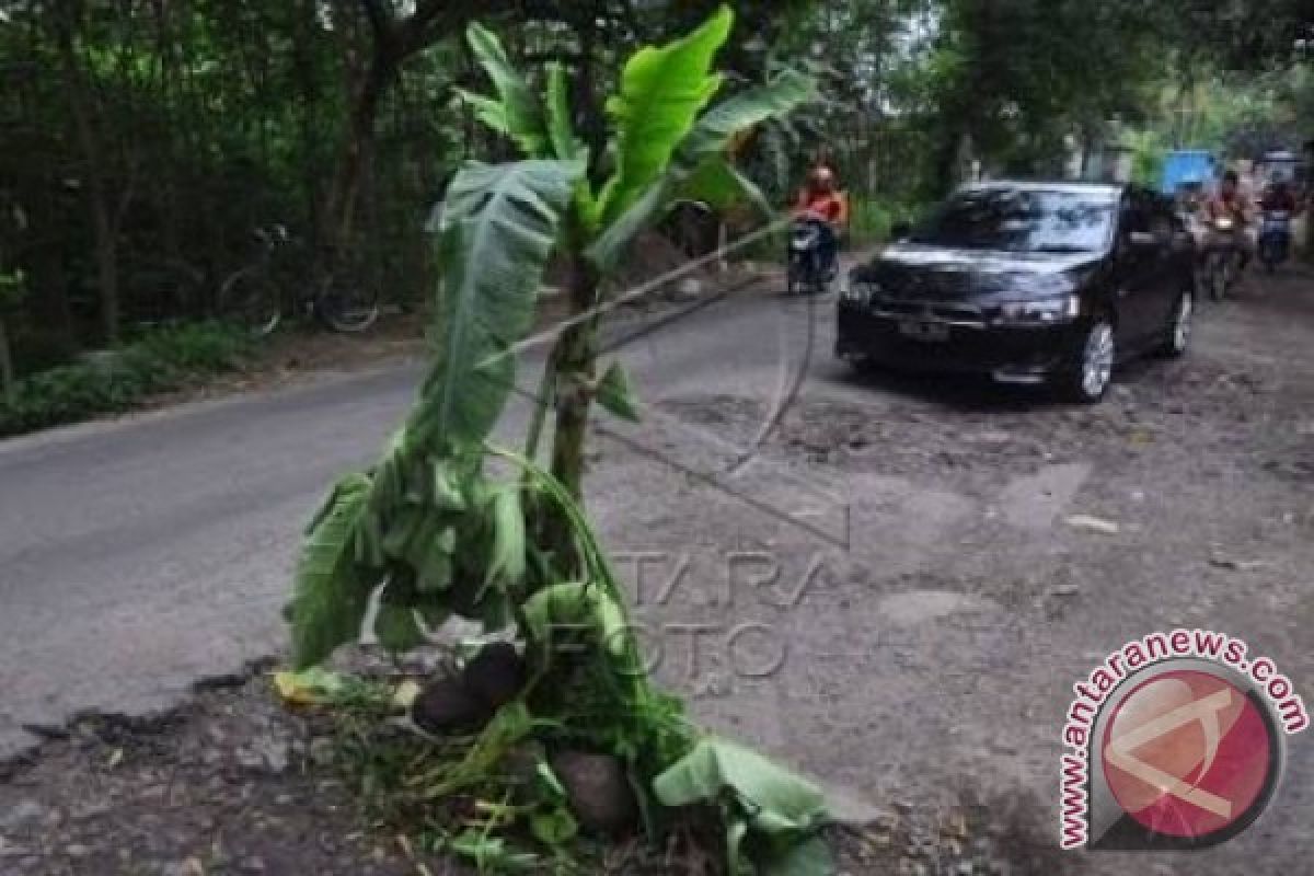 Jalan Lintas Sumatera di Labusel Rusak Parah