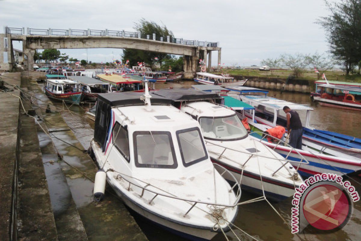 Bendera Merah Dikibarkan, Warga Pariaman Dilarang Beraktivitas di Laut