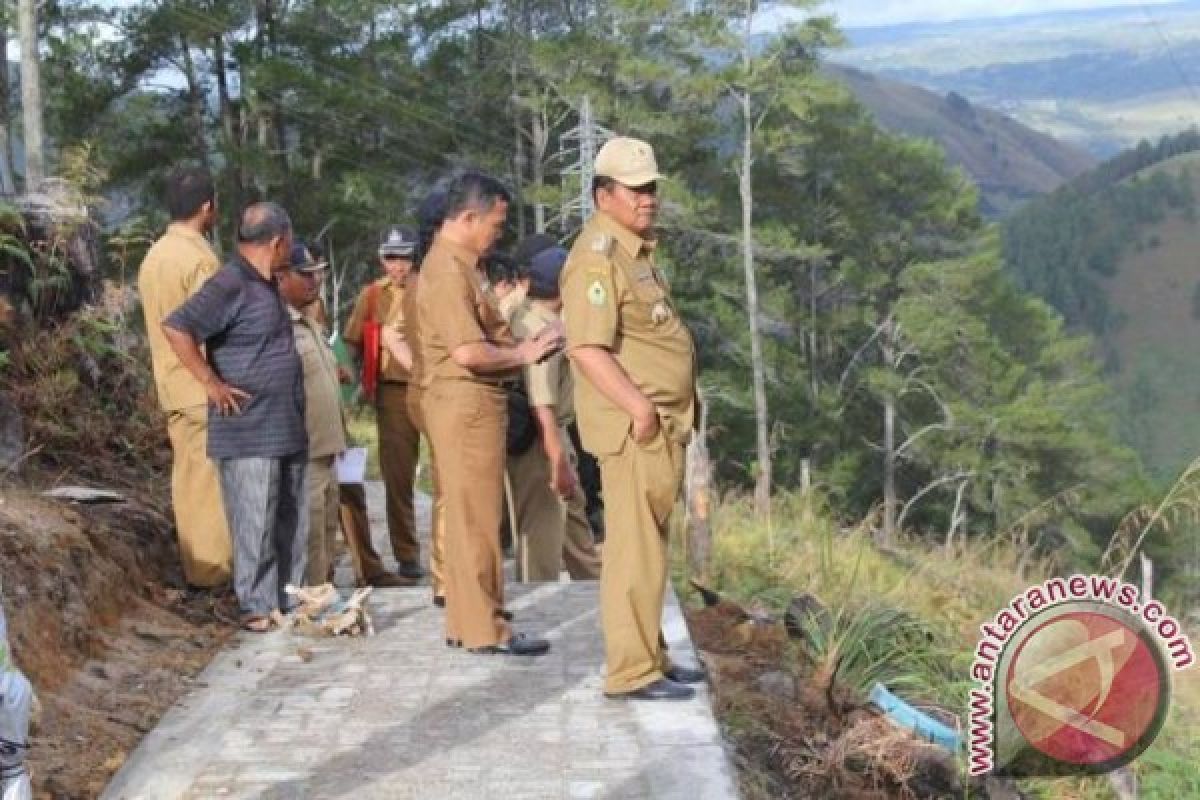 Bupati Samosir Lihat Pembuatan Jalan Setapak Tele