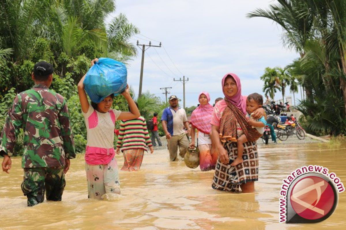Ratusan warga terjebak banjir terancam kelaparan 