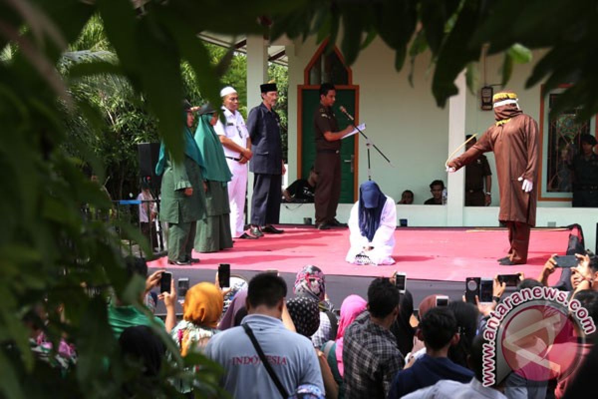 Delapan warga Aceh Barat dicambuk
