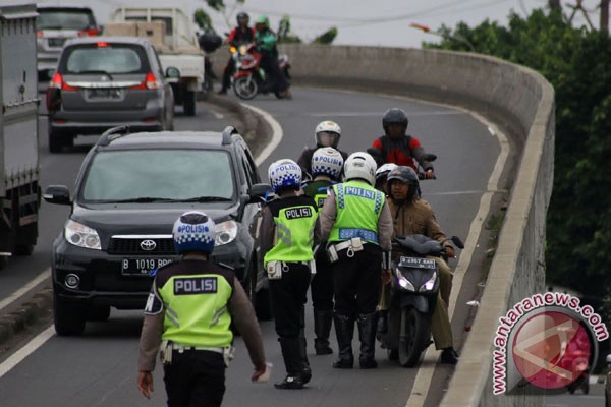 Polrestro Bekasi memberikan pelatihan berlalu lintas