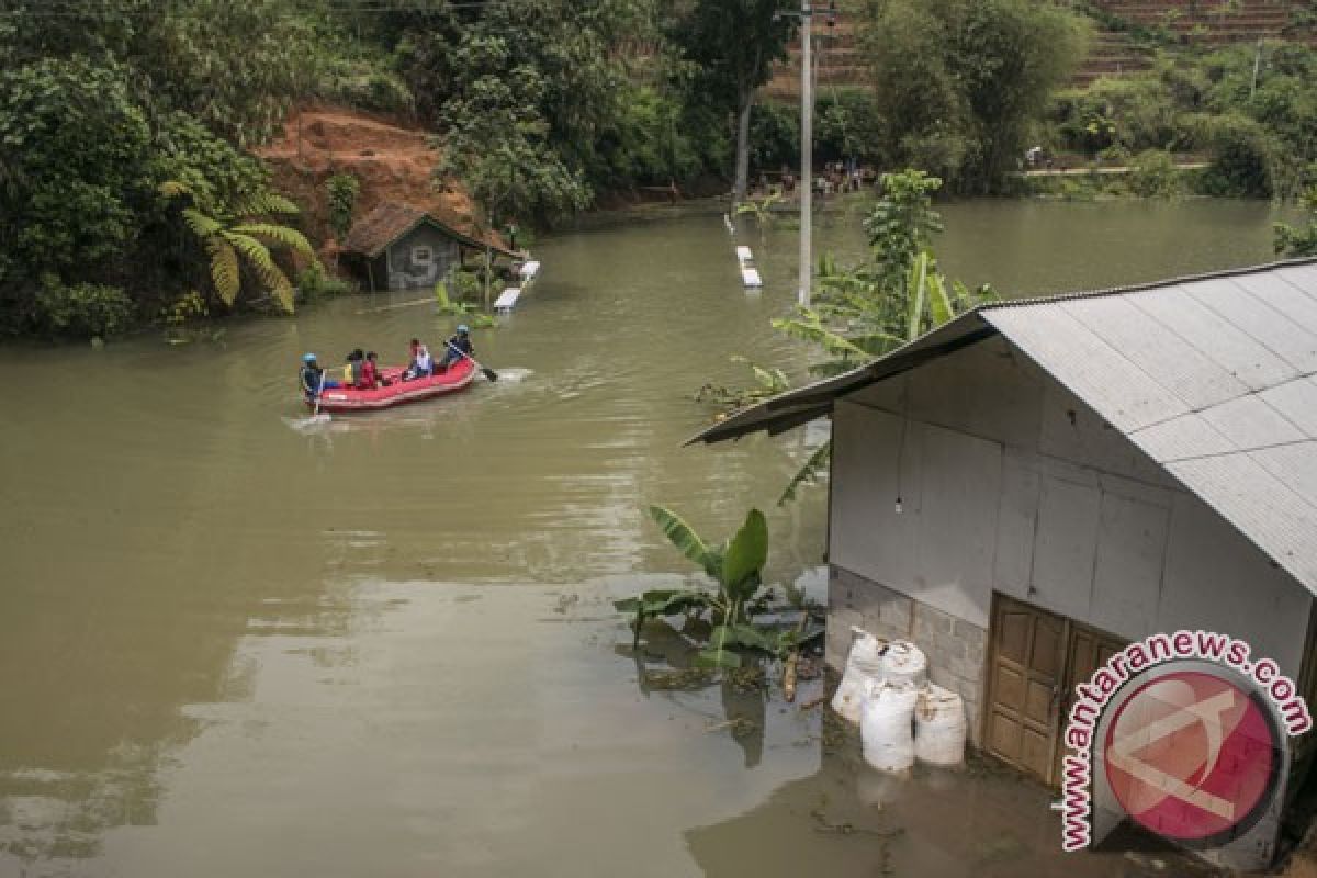 Banjir di Magetan dua anak hanyut