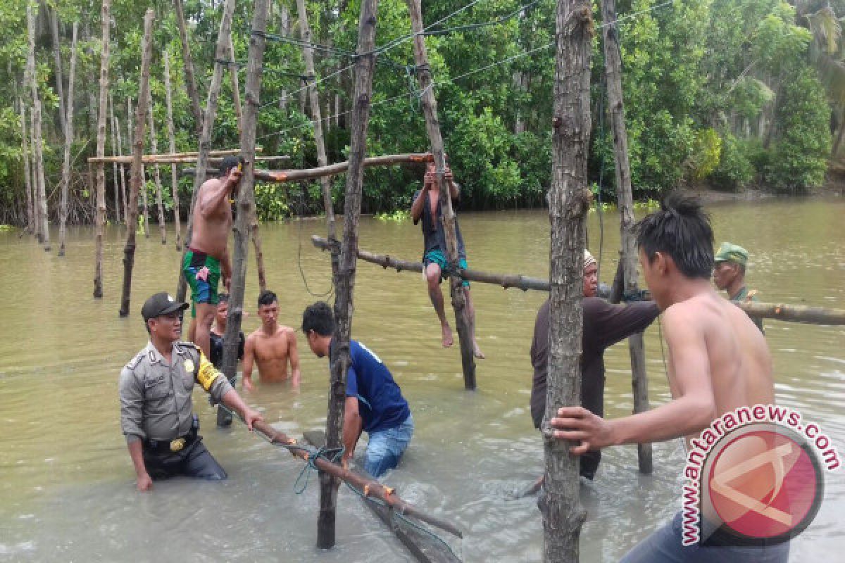 Bhabinkamtibmas Mootilango Bangun Jembatan Penghubung Desa