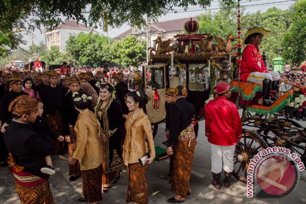 Ribuan warga Medan saksikan kirab budaya Kahiyang-Bobby 