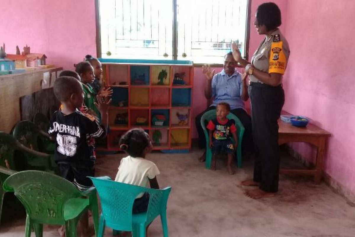 Bhabinkamtibmas Kampung Nimbokrang bantu mengajar PAUD Gambe