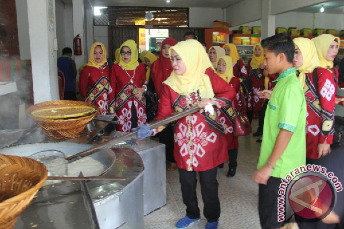 TP PKK Tapin Belajar Buat Kerupuk Khas Minang Di Sumbar