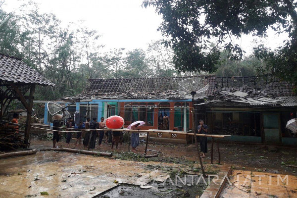 Puluhan Rumah di Situbondo Rusak Diterjang Puting Beliung (Video)