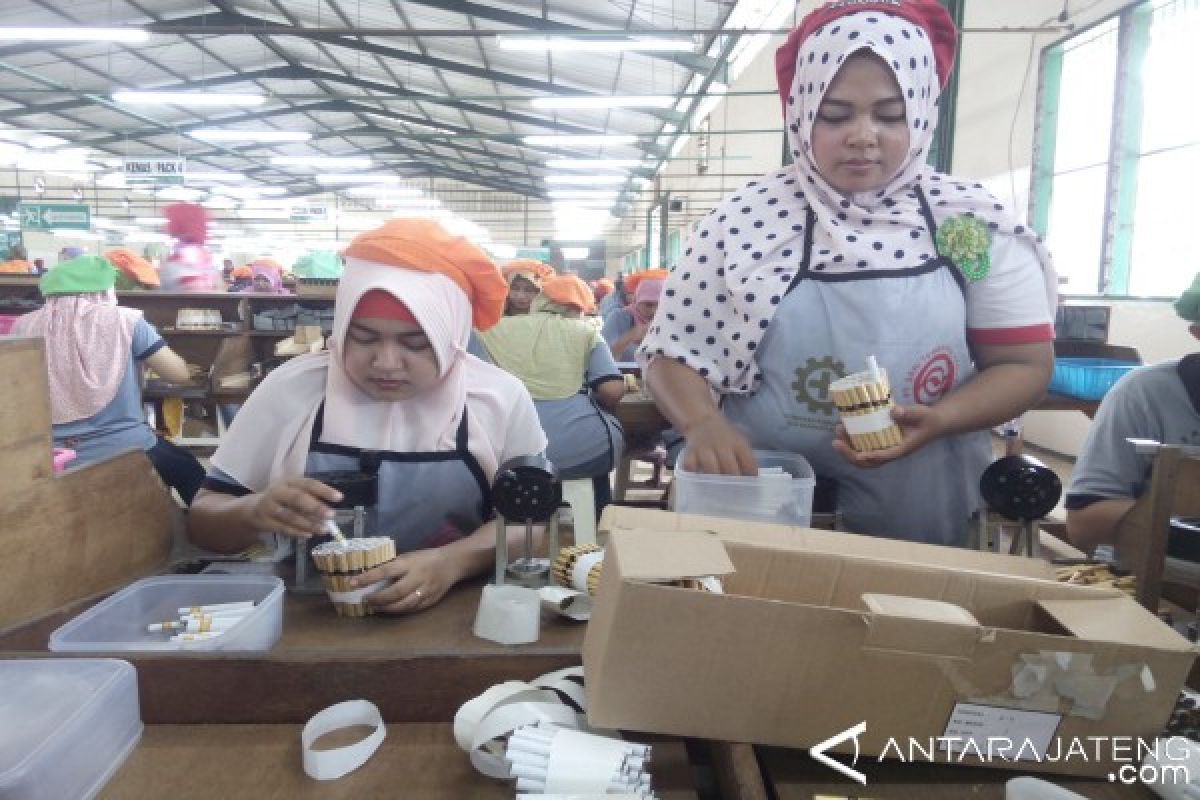 Pekerja Pabrik Rokok di Kendal Kian Menyusut