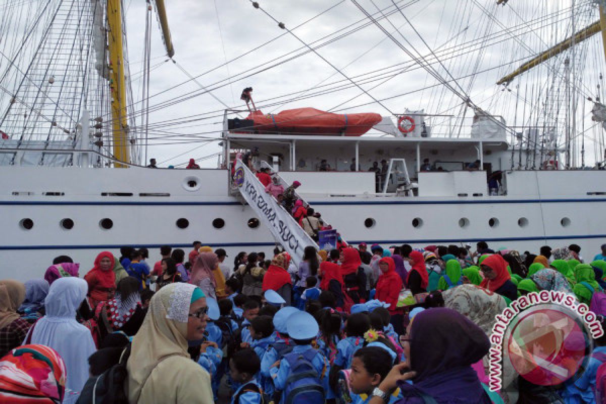 Animo Masyarakat Tinggi Kunjungi KRI Bima Suci