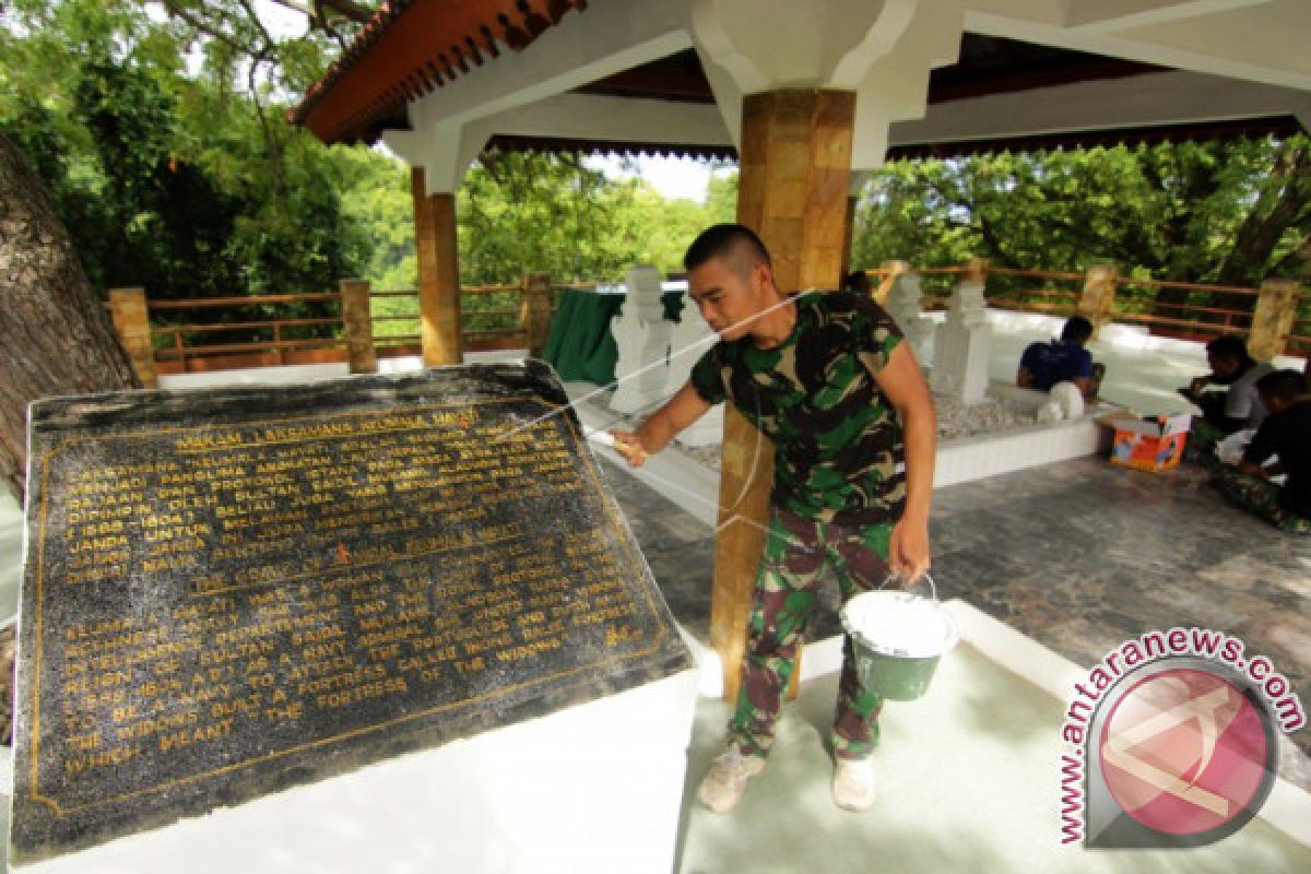 TNI bersihkan prasasti Cut Nyak Dhien