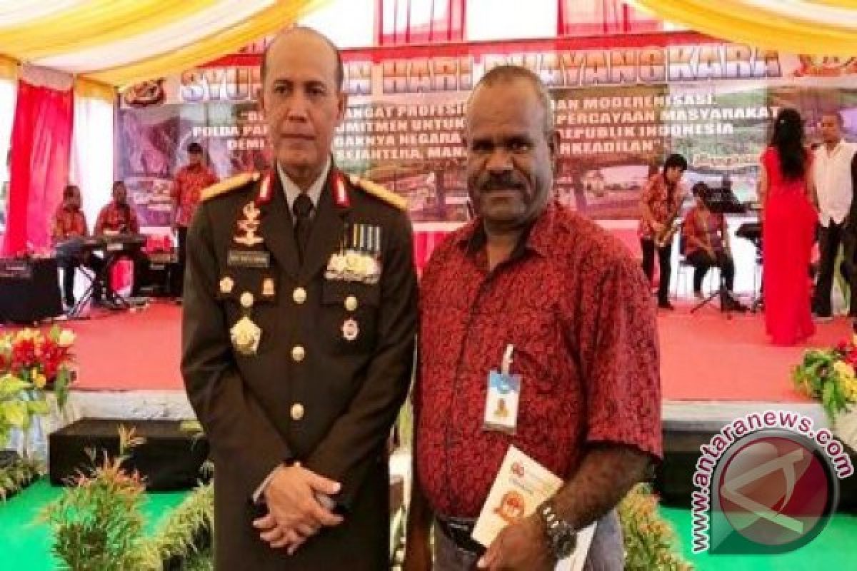 Kapolda Papua serahkan bingkisan Natal kepada masyarakat