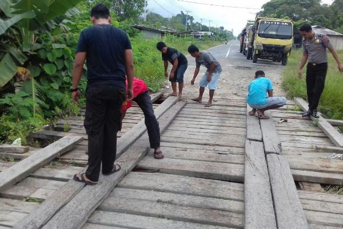 Polisi Bonggo bantu warga perbaiki jembatan kampung 