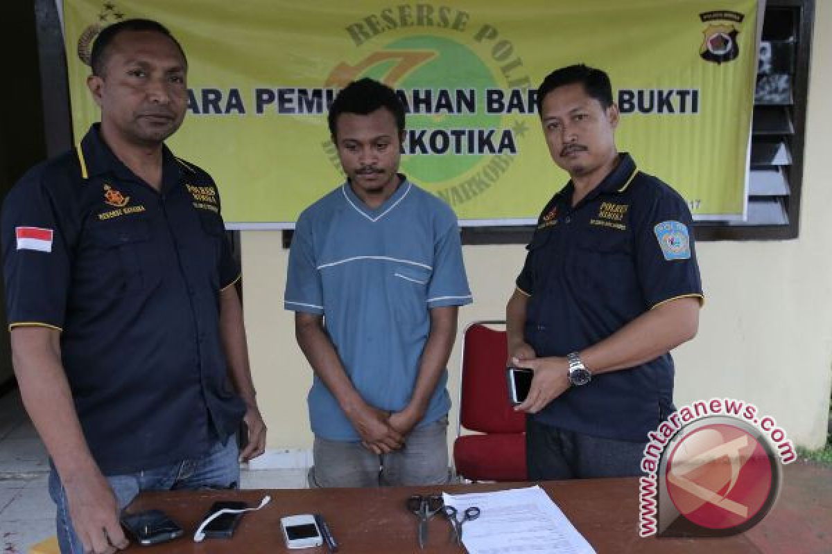 Polisi Mimika ciduk pemuda penjual ganja via medsos 