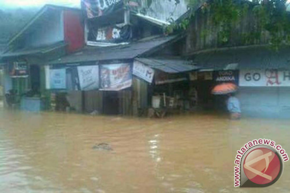 Karawang tergenang meski tidak terjadi hujan deras