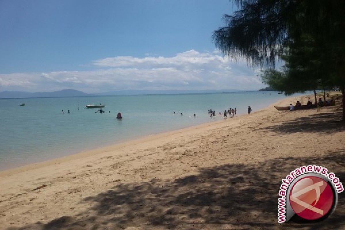 Kendari aksi bersih pantai peringati Hari Bumi