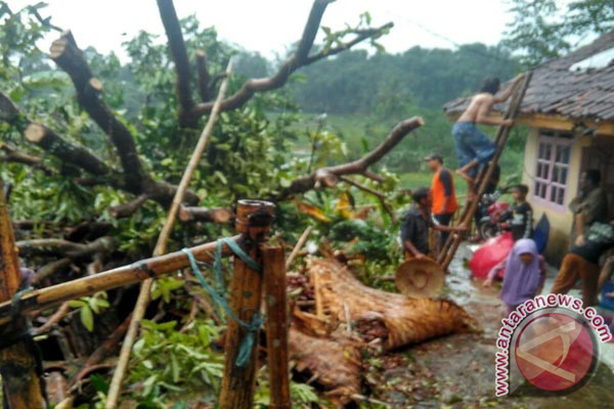 Puting Beliung Menerjang 17 Rumah di Karawang