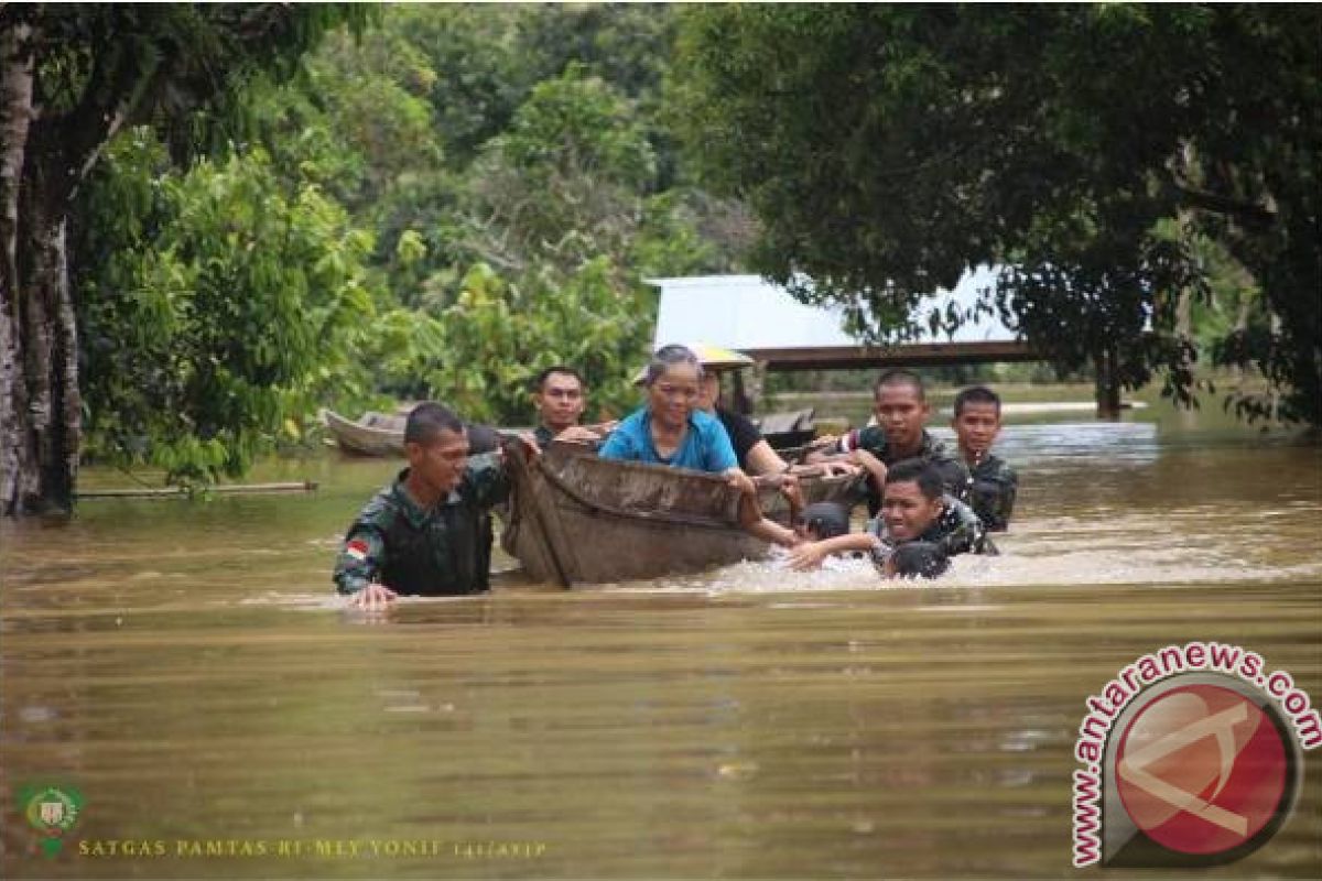 PAM Perbatasan Kodam Sriwijaya evakuasi korban banjir 
