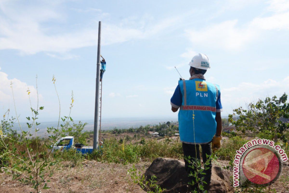 PLN Terangi Desa Tertinggal di Kaki Rinjani 