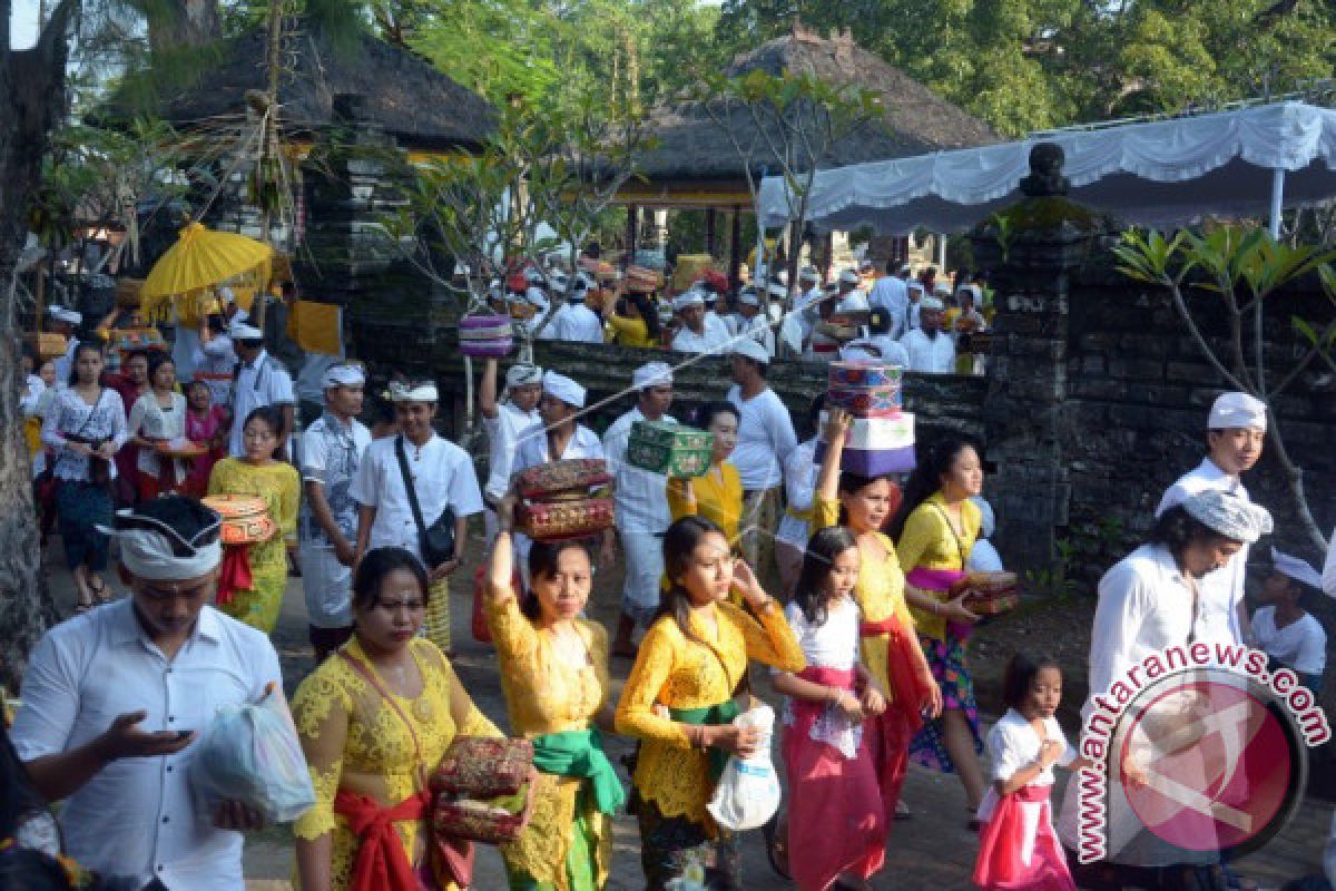 Umat Hindu di Buleleng Mempersiapkan Hari Kuningan