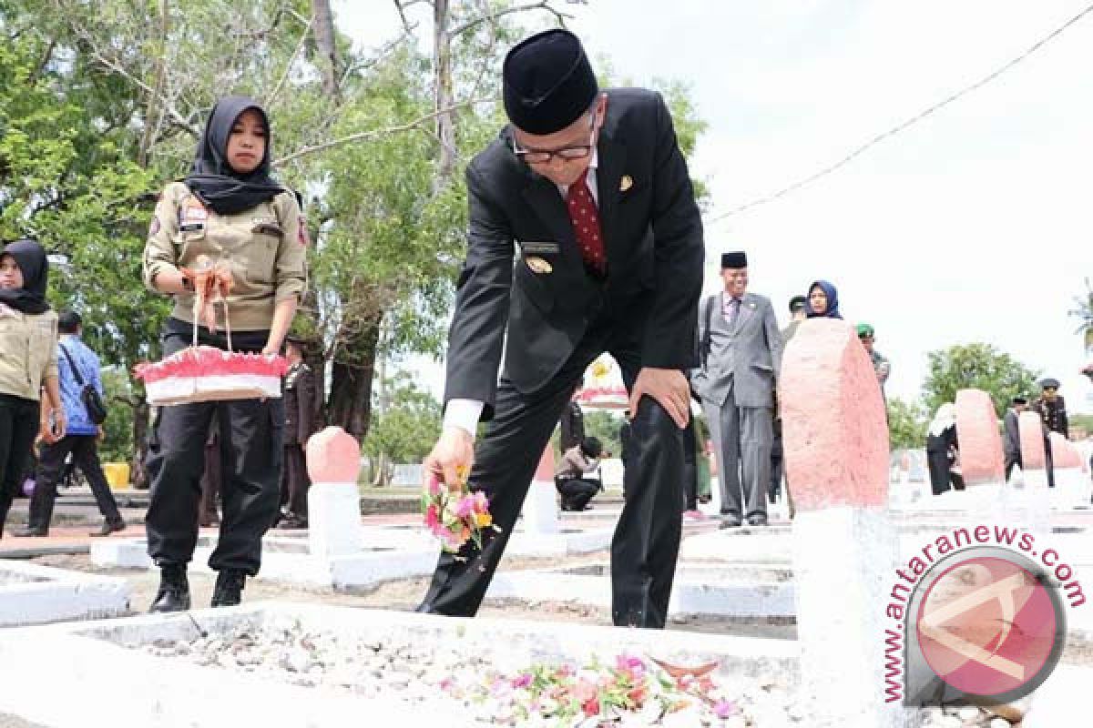 Pemkab Bantaeng Peringati Hari Pahlawan Di Pantai Seruni