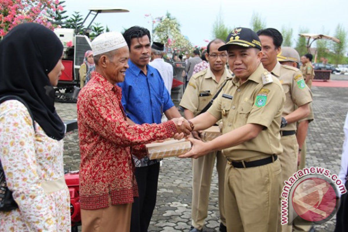 Petani Tanbu Terima Alsintan