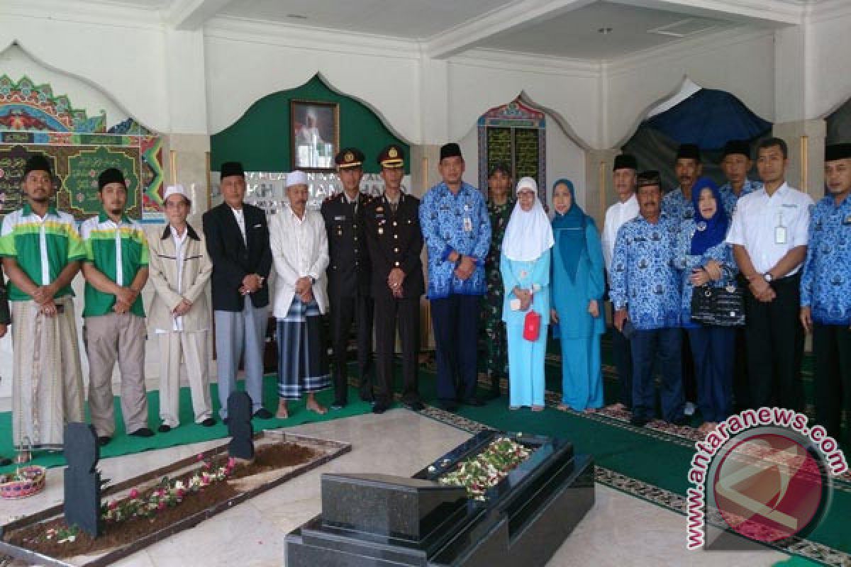 Makam KH Idham Chalid Jadi Wisata Religi Dan Sejarah (Video)