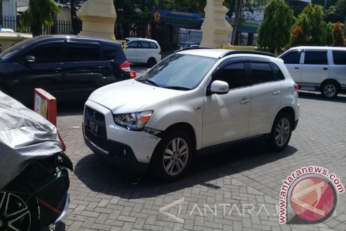 Mitsubishi Outlander Tabarak Empat Pemotor di Surabaya