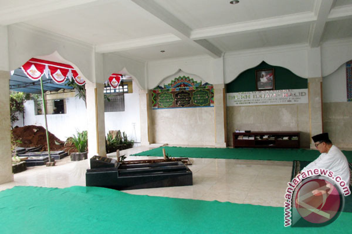 Warga swadaya renovasi area makam Idham Chalid