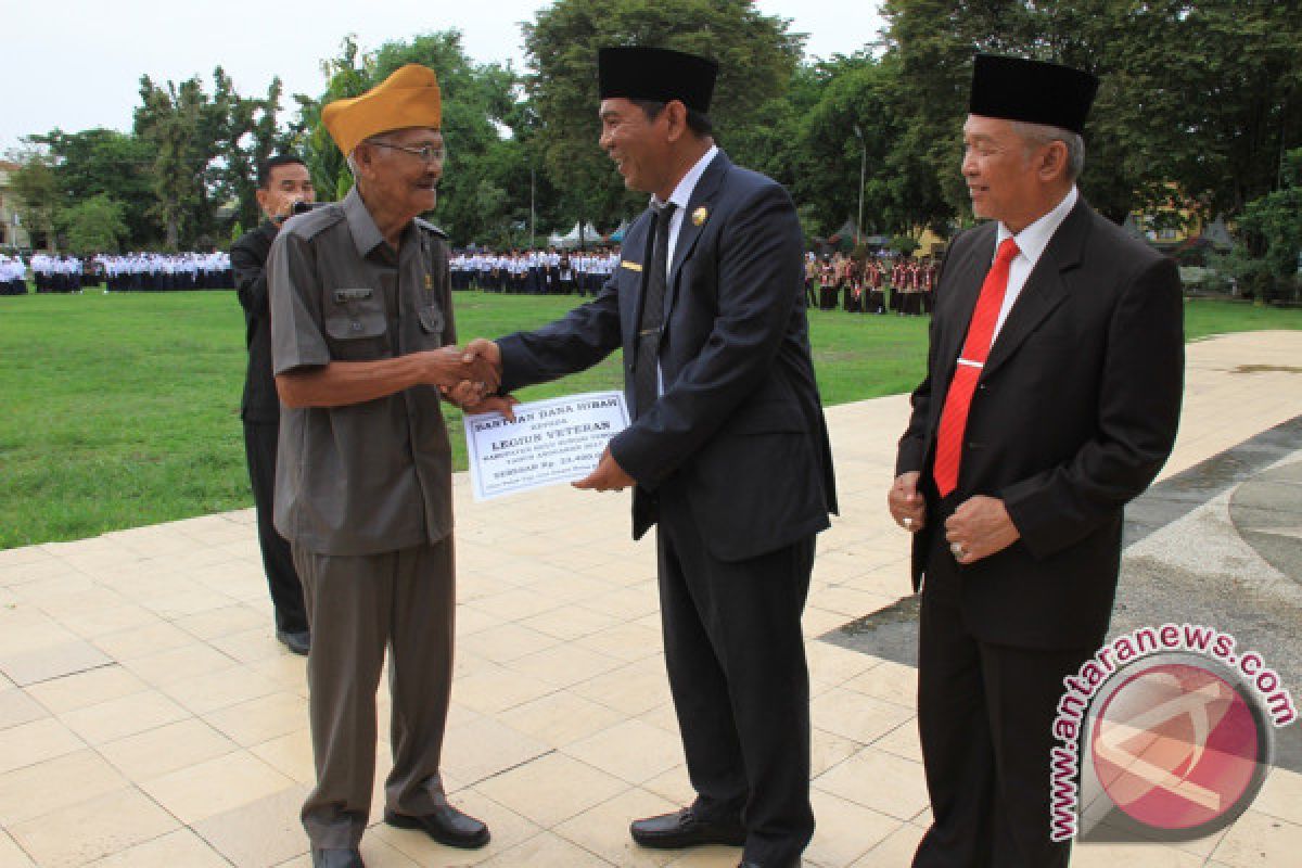 Peringati Hari Pahlawan, Bupati Santuni Para Veteran