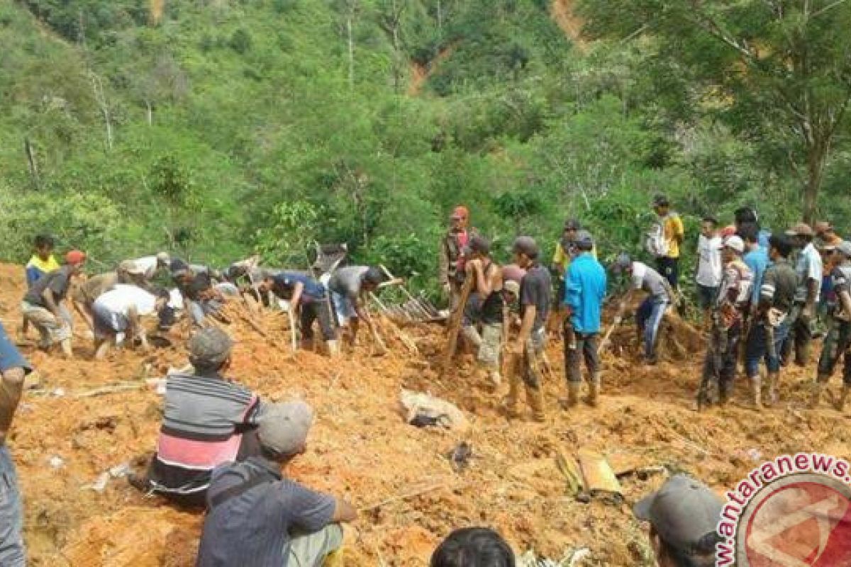 Mahasiswa serahkan bantuan korban longsor