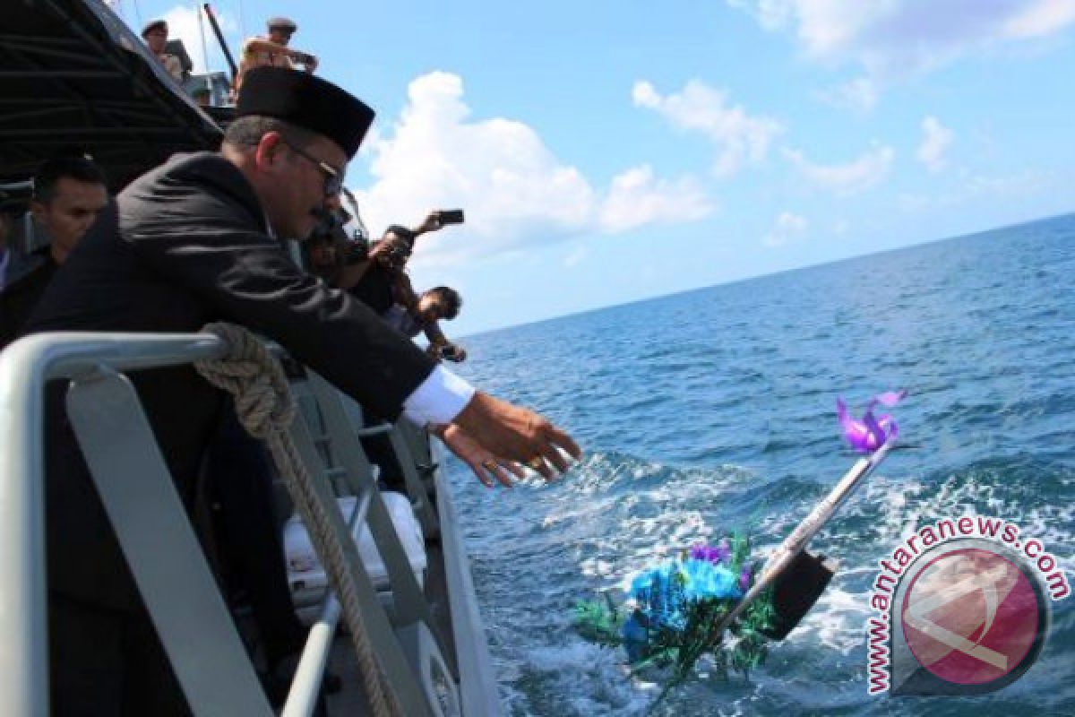 Pemkab MTB Upacara Tabur Bunga di Laut