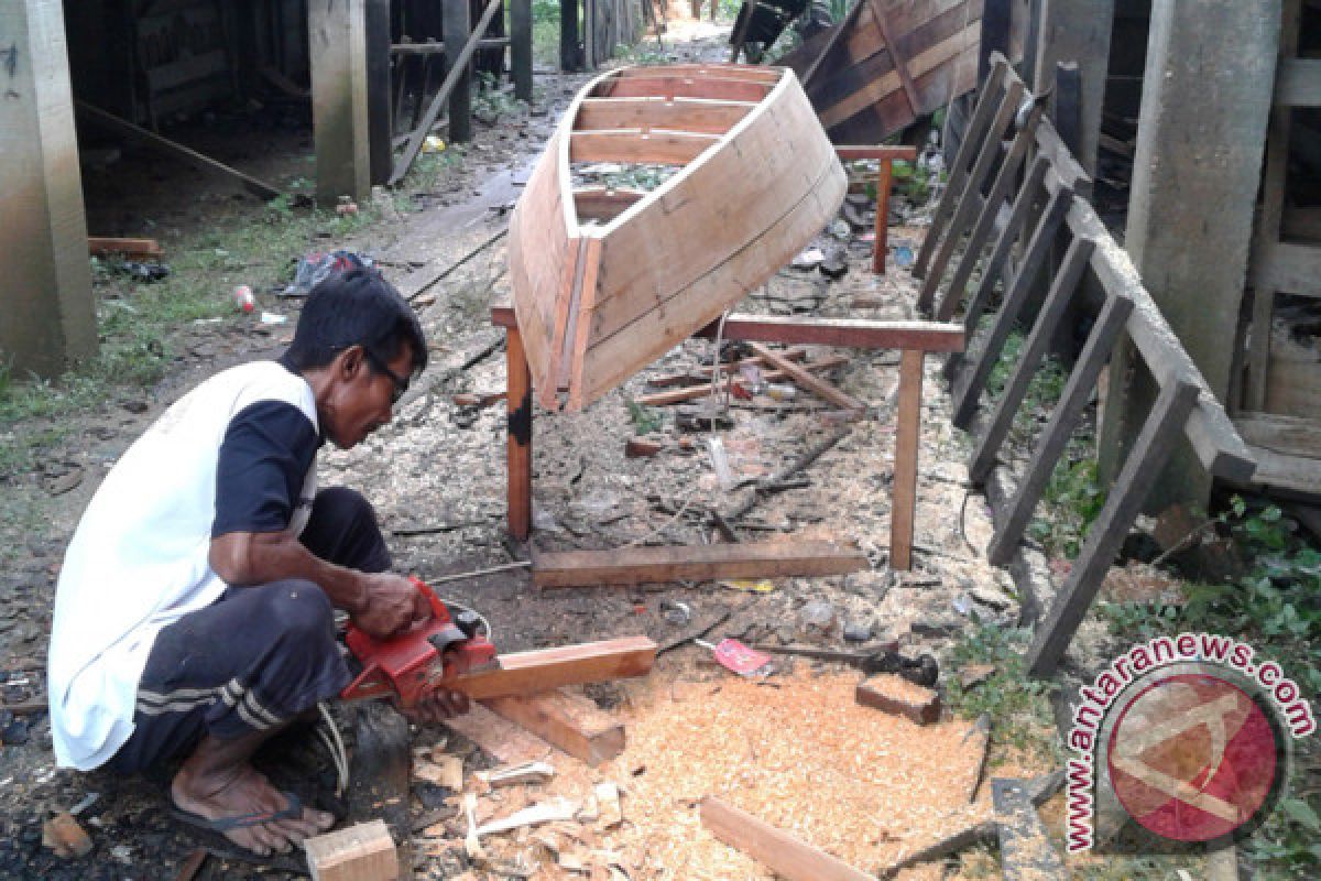  Pembuat perahu di Jambi Seberang masih bertahan