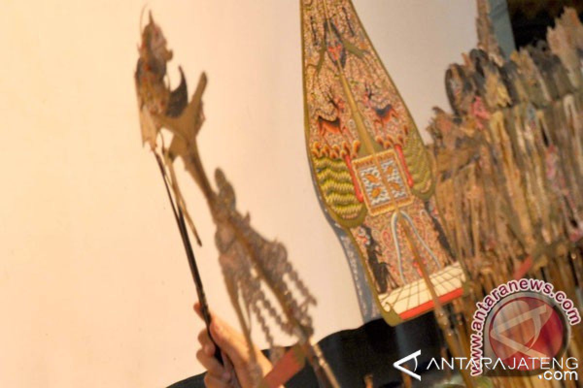 Wayang kulit hipnotis warga Belanda