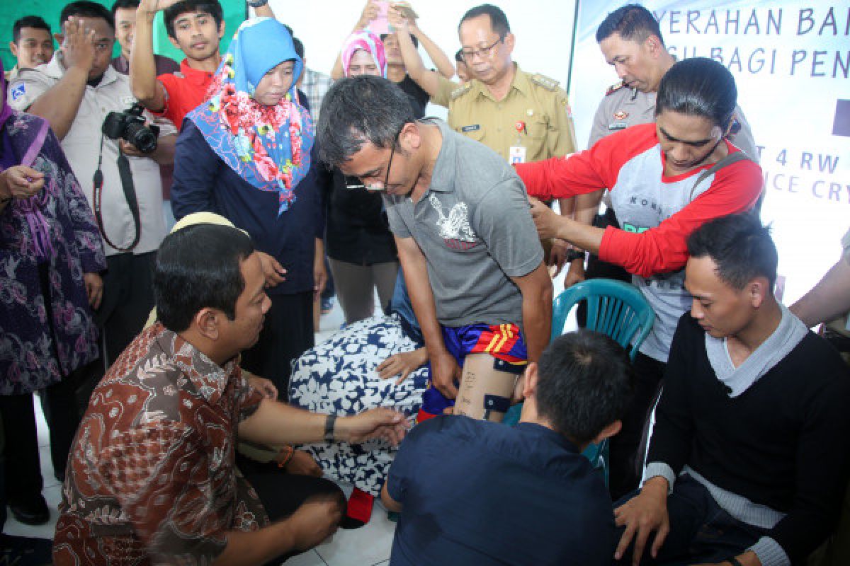 Wali Kota Semarang Serahkan Bantuan Kaki Palsu