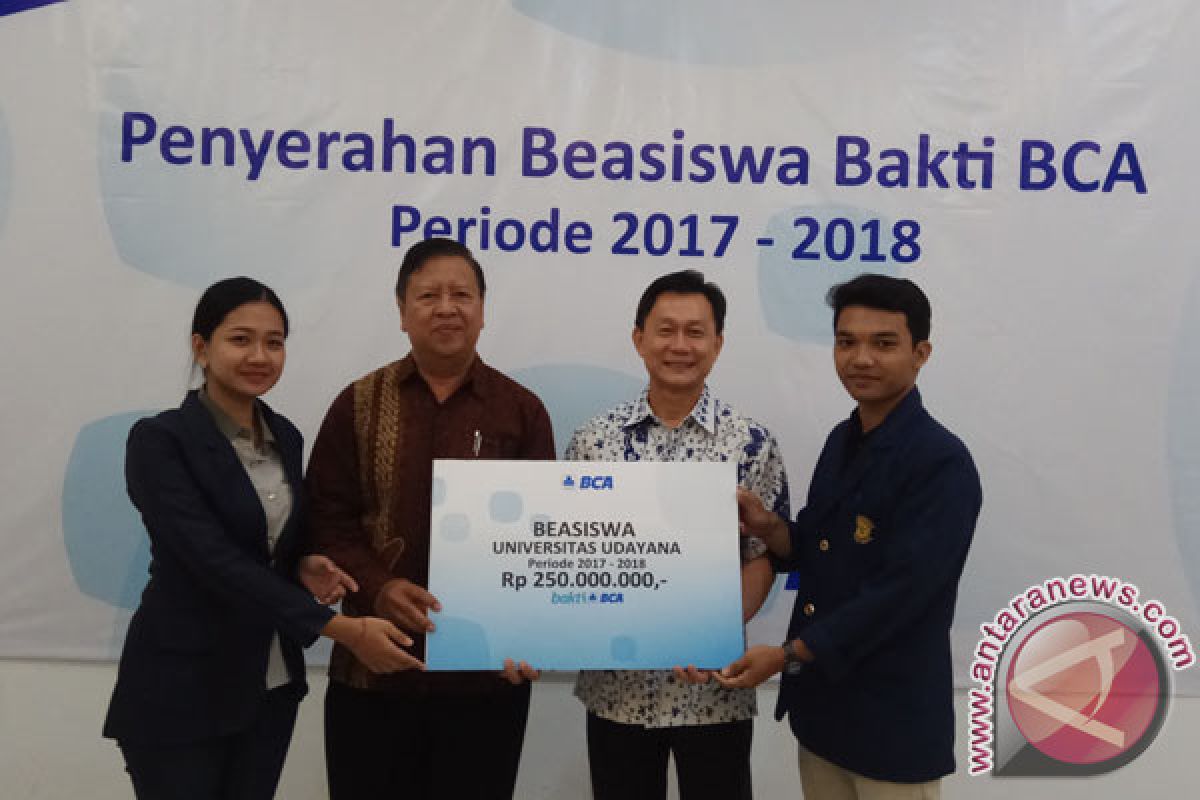 BCA Menyerahkan Beasiswa Bagi Mahasiswa Berprestasi Unud