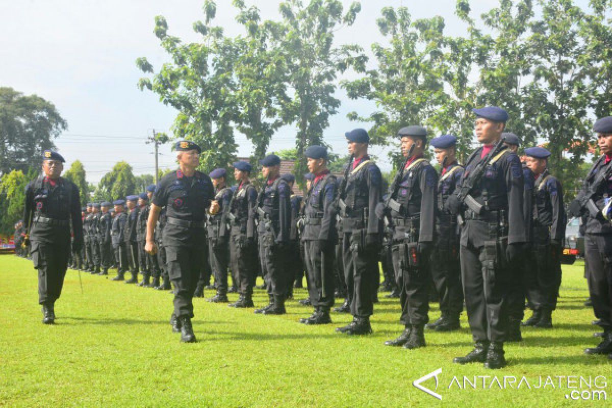 Kapolda Jateng Beri Penghargaan 13 Brimob Berprestasi