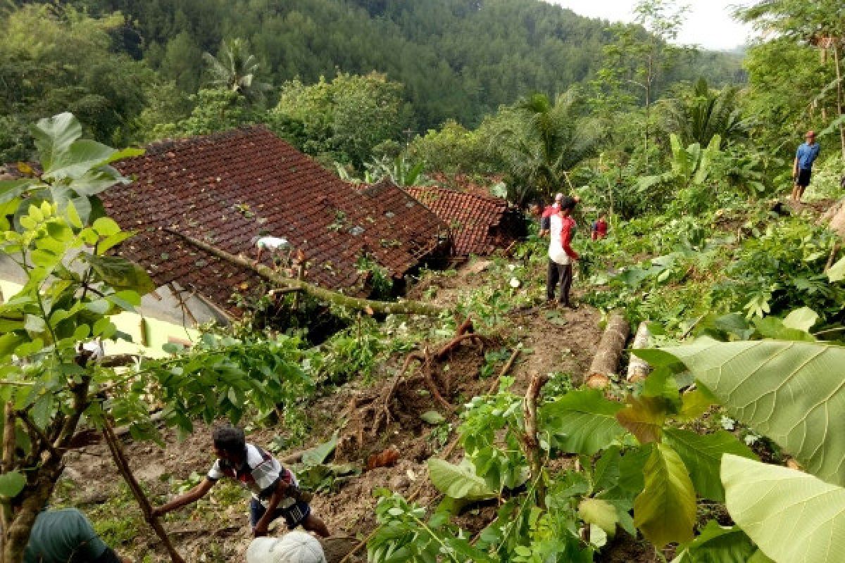 Tanah Longsor Tutup Ruas Jalan Kabupaten di Cilacap