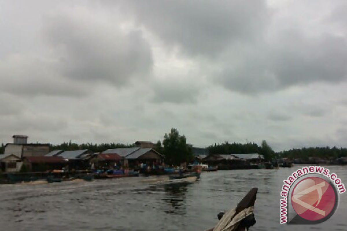 Perahu Pompong Adu Cepat Di Air Hitam 