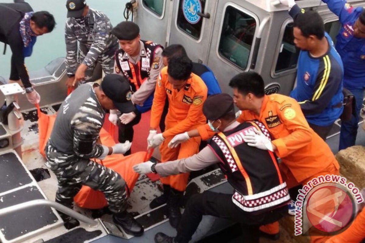 KSOP Pangkalbalam Evakuasi Dua Korban Kapal Tenggelam