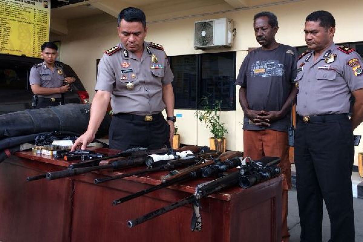 Tokoh masyarakat Muara Tami serahkan tujuh pucuk senpi 