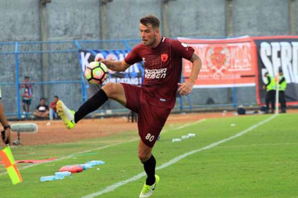 Pluim tunda ke Makassar, karena ayahnya meninggal