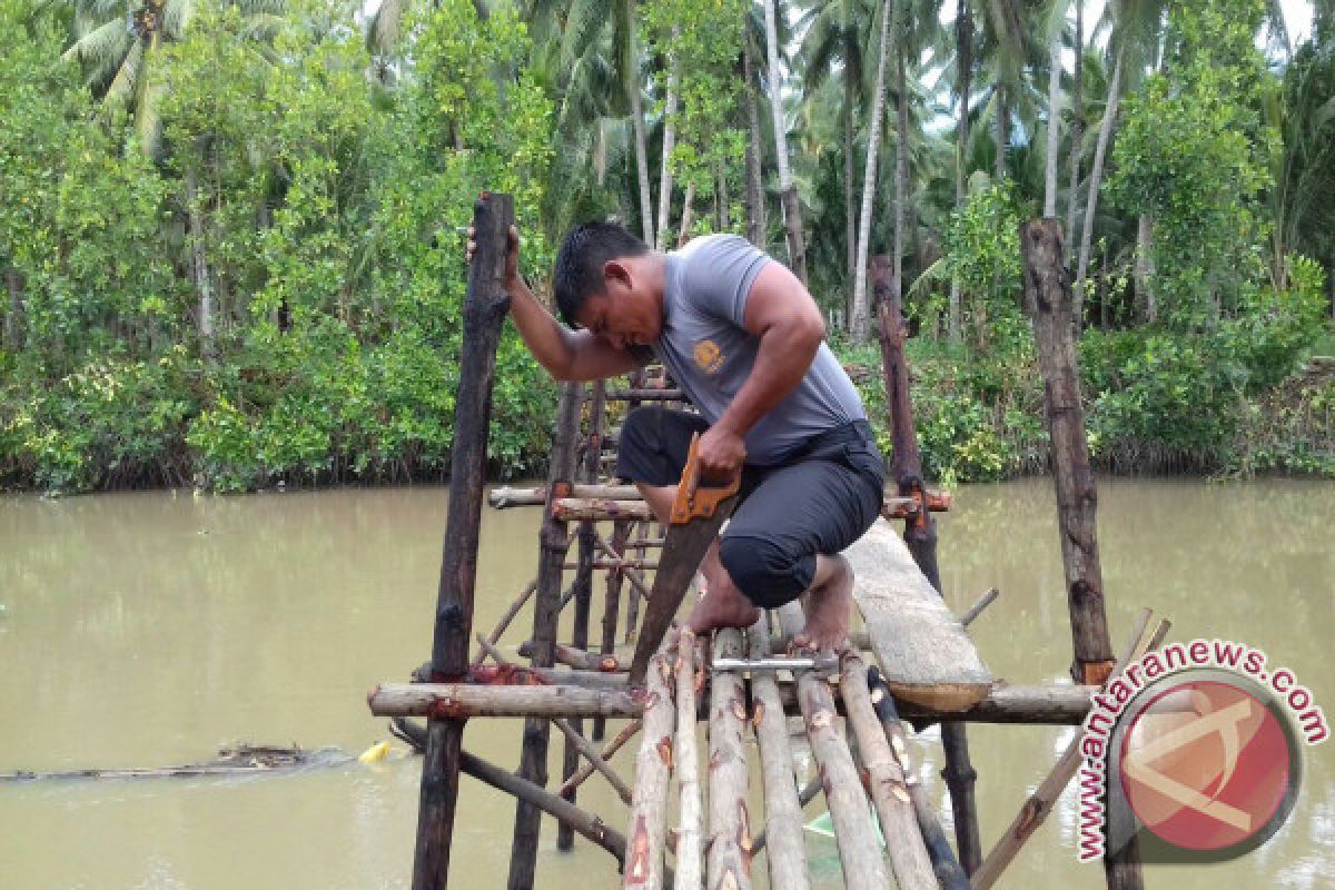 Warga Apresiasi Peran Bhabinkamtibmas Bangun Jembatan Desa 